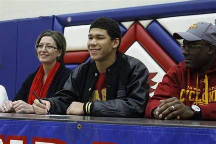 Allen Lazard Bio, Age, Family, Girlfriend, College, Contract, Stats, Salary, and Net Worth.