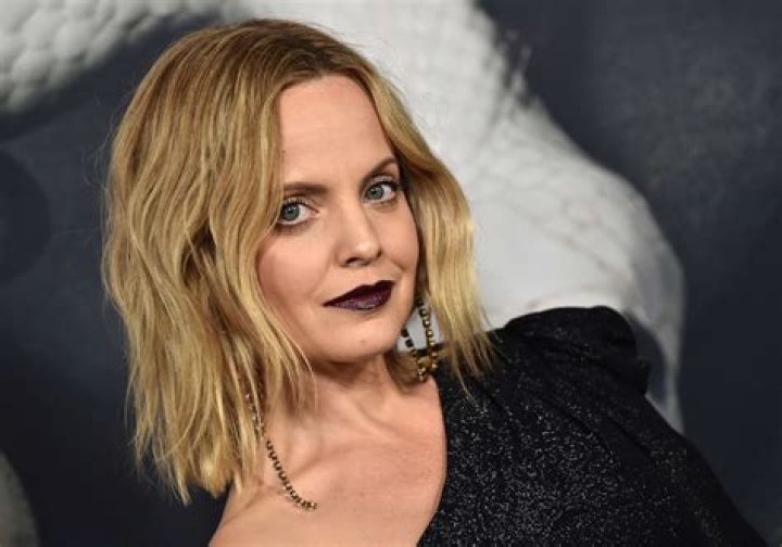 Mena Suvari Biography, Age, Height, Husband, Net Worth, Family ·