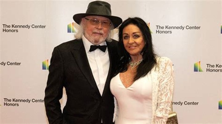 Who Is Linda Gibb, Barry Gibbs Wife And Where Is She Today? ·